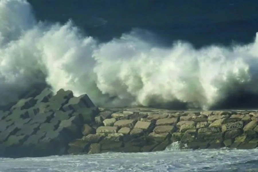 CIMA researcher Juan L. Garzon just published an article focused on the suitability of numerical models to simulate wave overtopping in the harbor of Ericeira during extreme oceanic event
