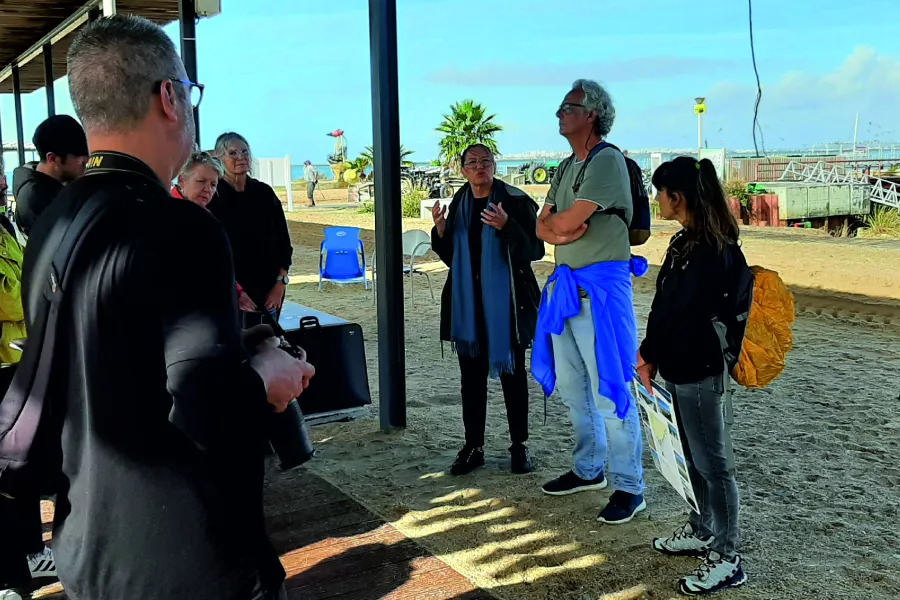 Óscar Ferreira, Rita Carrasco e Ana Matias fazem passeio comentado pela Ilha da Culatra, promovido pela associação de atividades culturais DeVIR